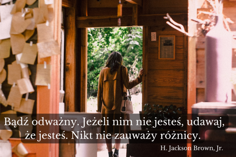 Kobieta przygotowana do wyjścia stoi w progu