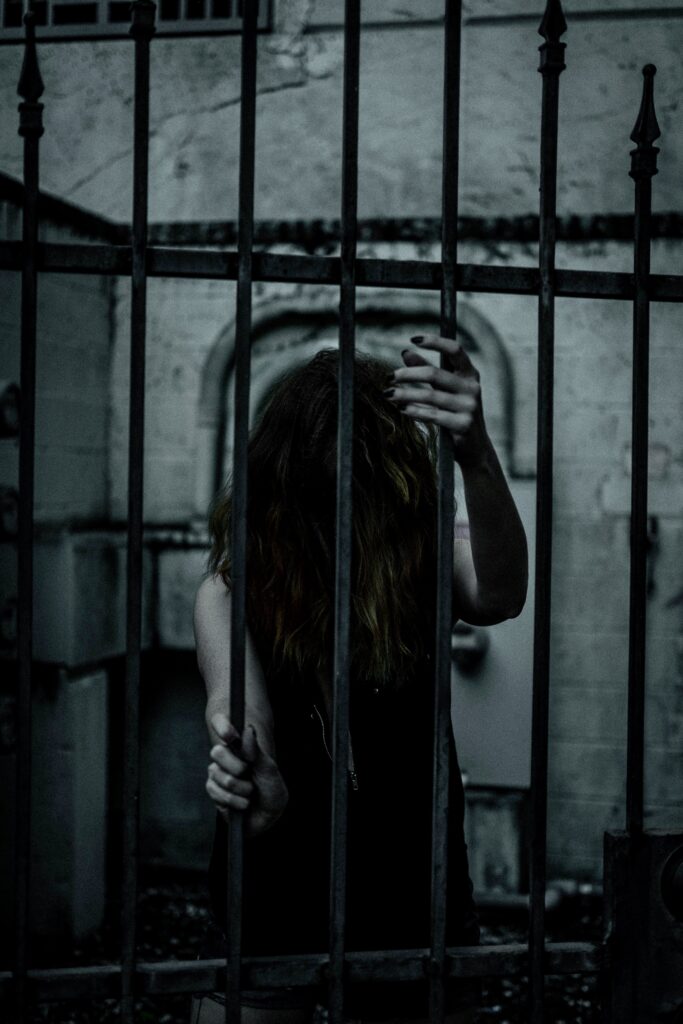 Dziewczyna za kratami