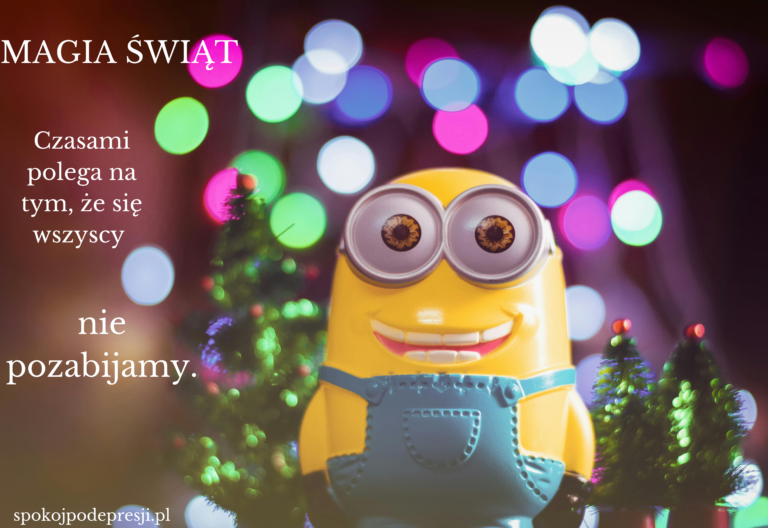 Uśmiechnięty Minionek na tle światełek choinkowych