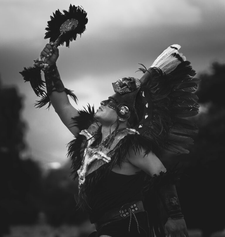 Indianin z uniesionym ramieniem w geście czci