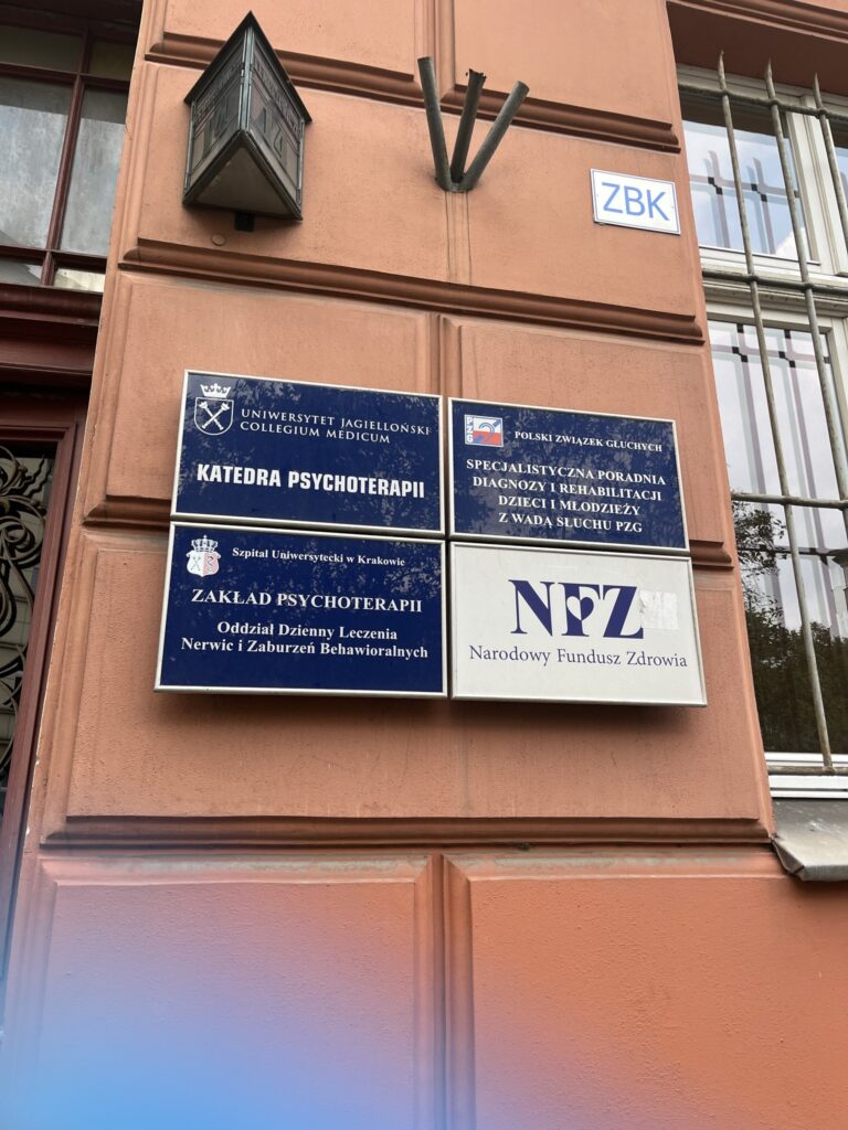 Szyld na kamienicy oddziału dziennego NFZ