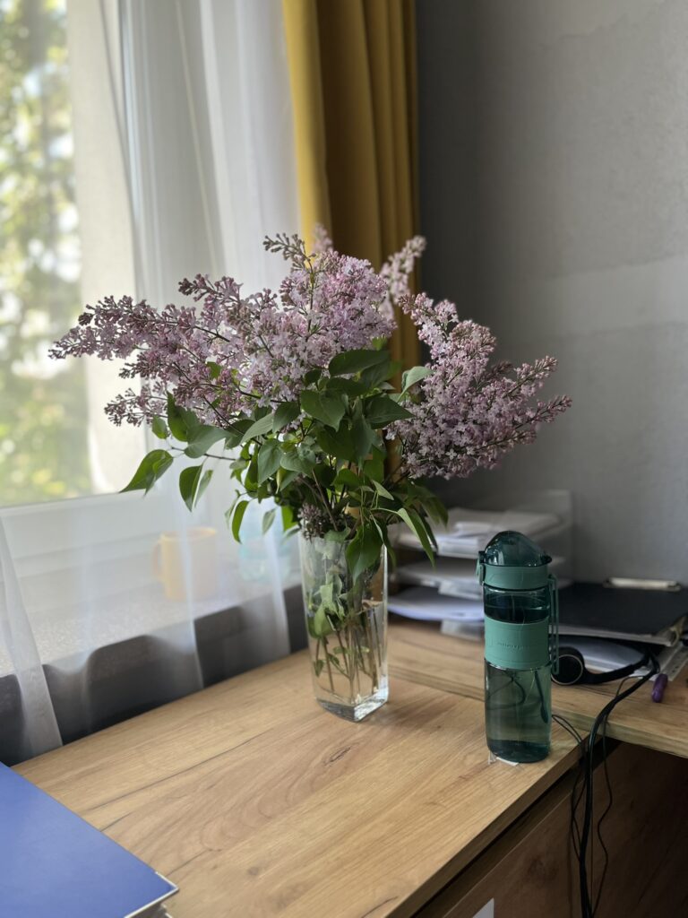 Bukiet bzu na biurku